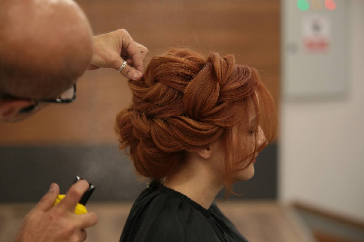 Diagram showing how styling powder particles coat hair strands to create separation and volume at the root
